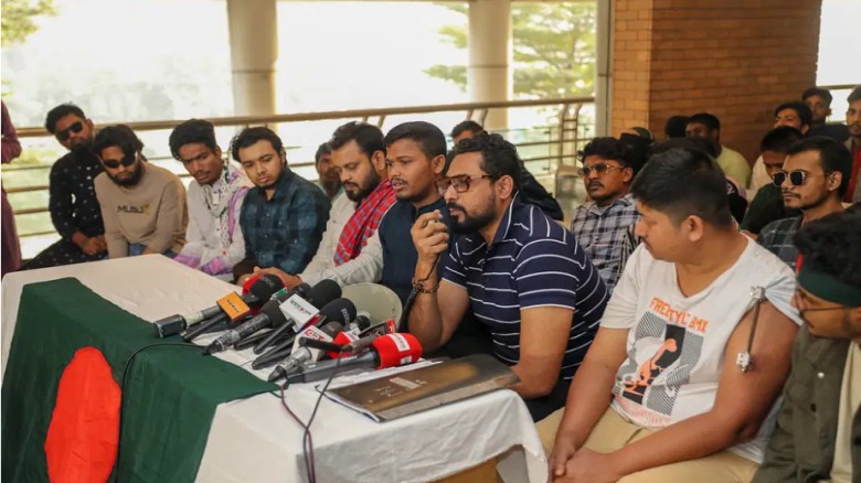 জাতীয় চক্ষুবিজ্ঞান ইনস্টিটিউট ও হাসপাতালের দোতলায় আজ রোববার সংবাদ সম্মেলন করে গতকাল কেন্দ্রীয় শহীদ মিনারে গণ অধিকার পরিষদের নেতা ফারুক হাসানের ওপর হামলার অভিযোগ অস্বীকার করেছেন বৈষম্যবিরোধী ছাত্র আন্দোলনে আহতদের কয়েকজনছবি: সাজিদ হোসেন