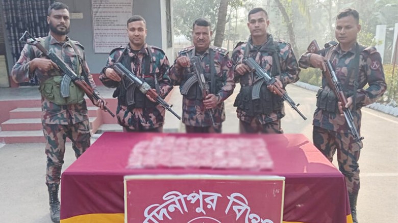 ঝিনাইদহ সীমান্তে পিস্তল ও বিপুল পরিমাণ মাদক উদ্ধার...