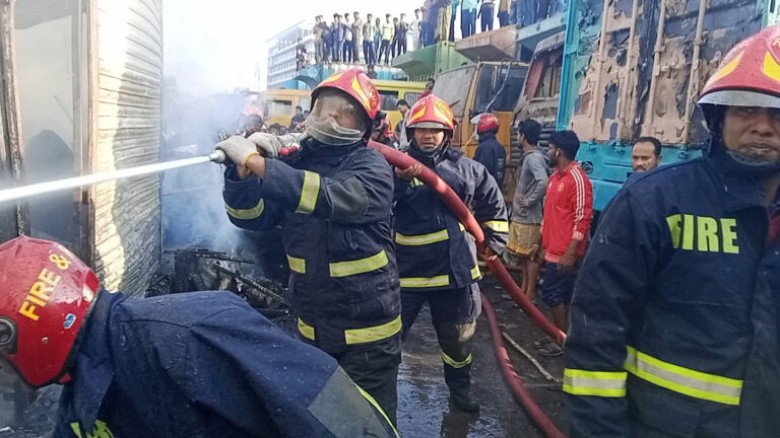 রাজধানীর তেজগাঁও ট্রাকস্ট্যান্ডের আগুন নিয়ন্ত্রণে...