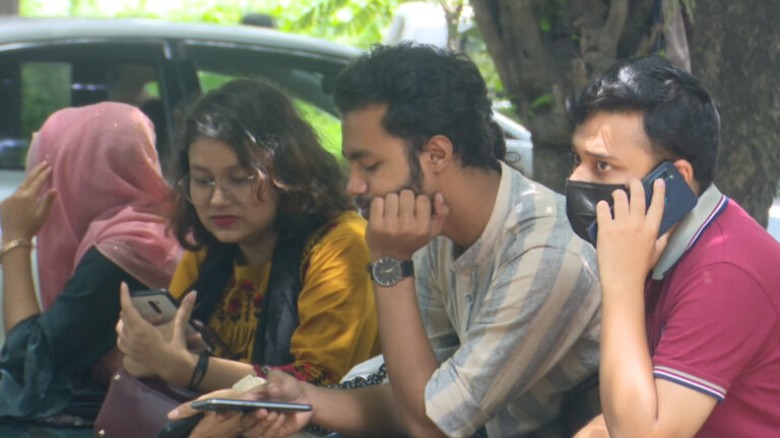 করের ভারে জর্জরিত বাংলাদেশের টেলিকম শিল্প...