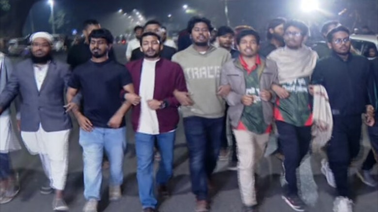 বিক্ষোভ করে শিক্ষার্থীরা।