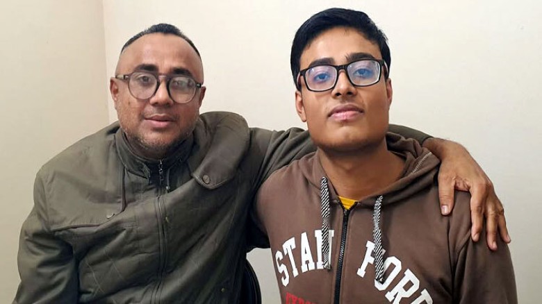 বাবার বন্ধুর সঙ্গে সুশোভন বাছাড়