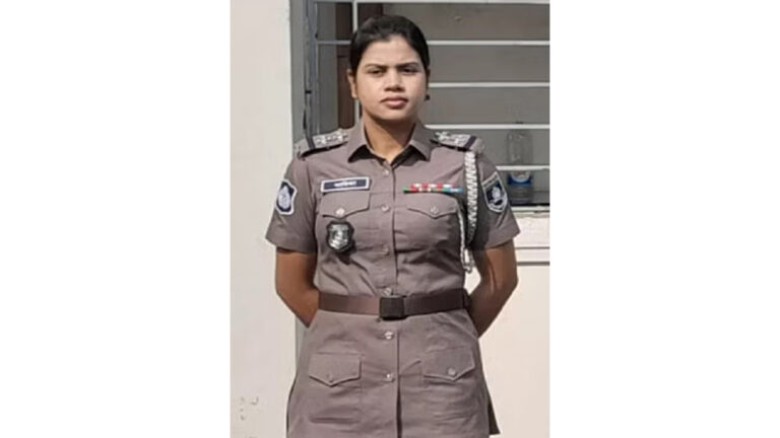 কেবল পোশাক নয়, পুলিশের মানসিকতায়ও পরিবর্তন আনা দরক...