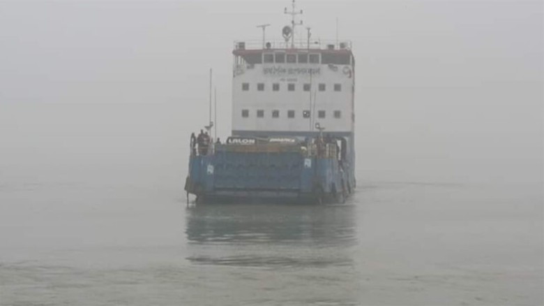 ঘন কুয়াশায় দৌলতদিয়া-পাটুরিয়া রুটে ফেরি চলাচল বন...