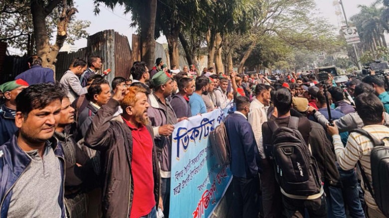 পুলিশ সদর দফতরের সামনে বিগত সরকারের আমলে চাকরিচ্যু...