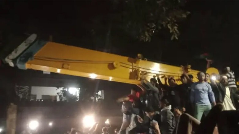 ধানমন্ডি ৩২ নম্বরের বাড়ি ভাঙা হচ্ছে বুলডোজার দিয়ে...