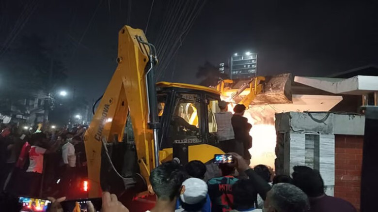 খুলনার ‘শেখবাড়ি’ ভবন বুলডোজার দিয়ে গুঁড়িয়ে দেয়া হ...