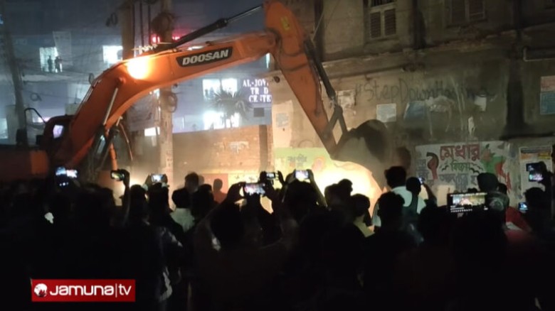 গুঁড়িয়ে দেয়া হলো শামীম ওসমানের দাদার বাড়ি ‘বায়...