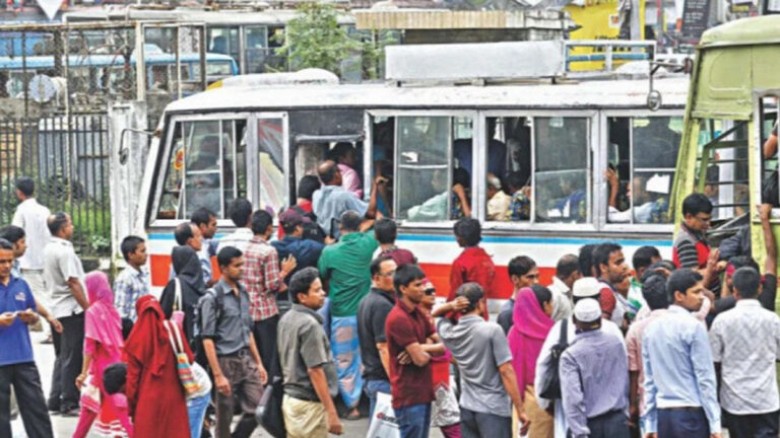 ঢাকার রাস্তায় বাস কম, ভোগান্তিতে যাত্রীরা...