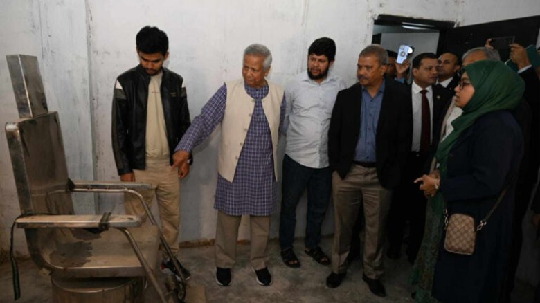 গণমাধ্যমকে সঙ্গে নিয়ে আয়নাঘর পরিদর্শনে প্রধান উপ...