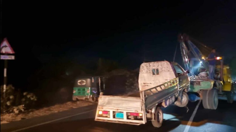 কাভার্ড ভ্যান পিকআপের সংঘর্ষে
