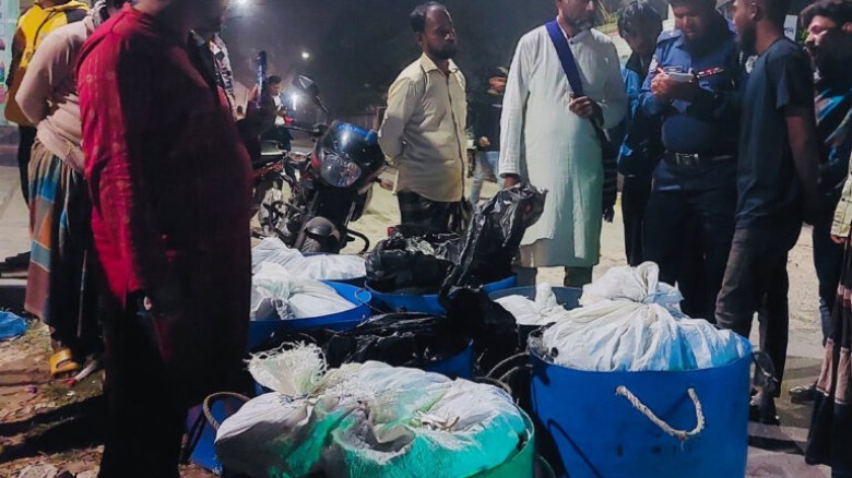 পটুয়াখালীতে যাত্রীবাহী বাসে অভিযান, প্রায় ১৪ মন জ...