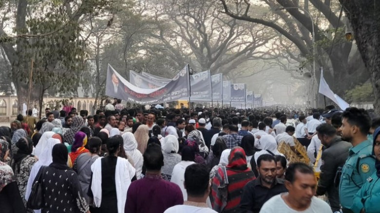 ভাষাসৈনিকদের শ্রদ্ধা জানাতে কেন্দ্রীয় শহীদ মিনারে...