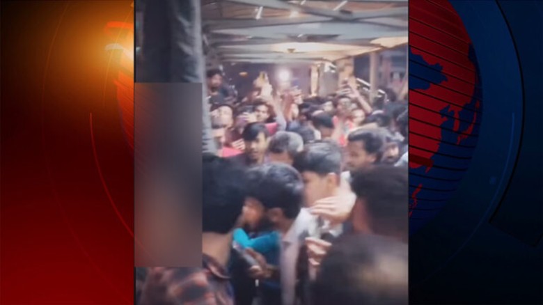 ফুটওভারব্রিজে ঝুলিয়ে রাখা
