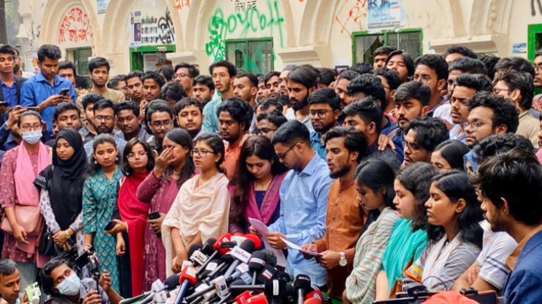 বিক্ষোভ-হাতাহাতির মধ্যেই গণতান্ত্রিক ছাত্র সংসদের ...