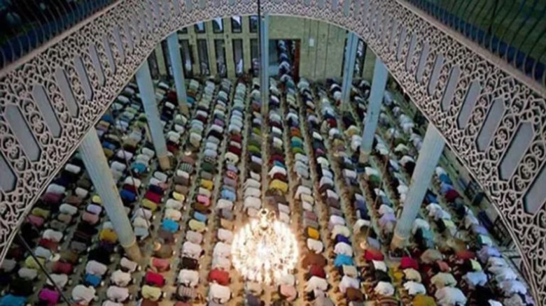প্রথম তারাবিতে মসজিদে মসজিদে মুসল্লিদের ঢল...