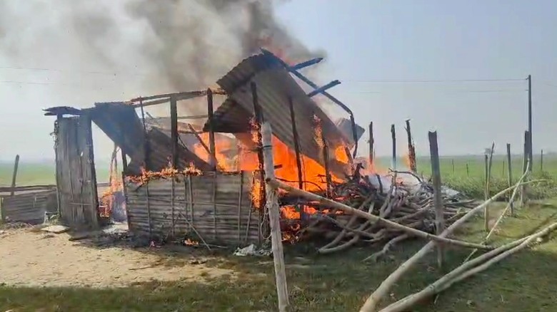 শাল্লায় জলমহাল লুটে ব্যর্থ হয়ে খলায় আগুন দিলেন গ্র...