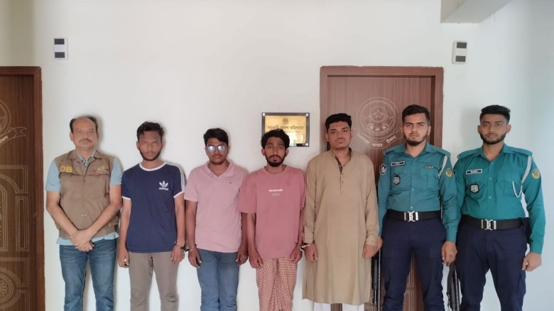 ‘বৈষম্যবিরোধী ছাত্র প্রতিনিধি’ পরিচয়ে চাকরিজীবীকে ...