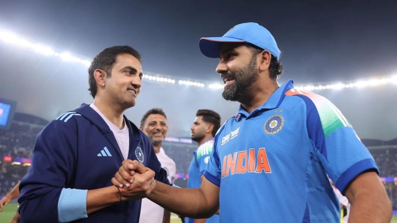 এক ট্রফিতে দুই জনের রক্ষা...