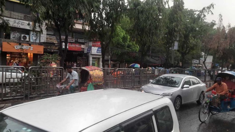 বৃষ্টিতে ভিজে কিছুটা শীতল হলো ঢাকা...