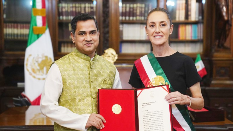 মেক্সিকোর প্রেসিডেন্টকে পরিচয়পত্র পেশ করলেন রাষ্ট...