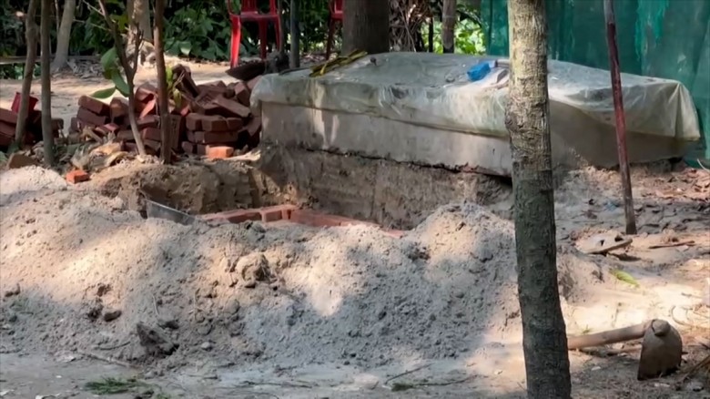 বাবার পাশেই দাফন হবে শহীদকন্যার, কবর খুঁড়লেন দাদা...
