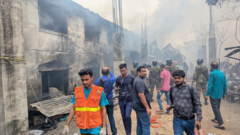 আড়াই ঘণ্টার চেষ্টায় গাজীপুরের ঝুট গুদামের আগুন নিয়...