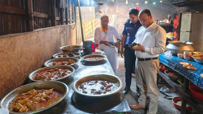 আখাউড়ায় পচা-বাসি খাবার বিক্রির দায়ে তিন হোটেল ম...