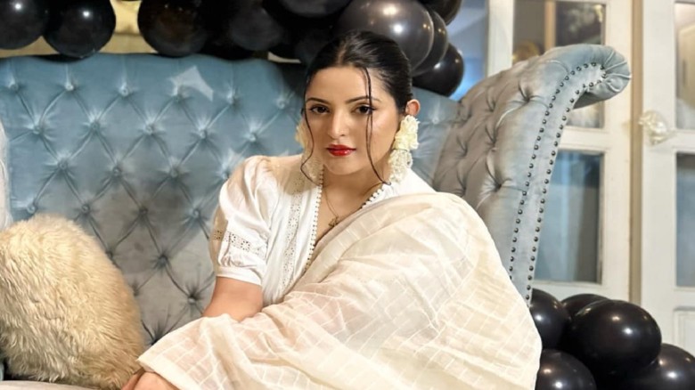 রাতে লাইভে পরীমণি, বললেন সুস্থভাবে বেঁচে আছি...