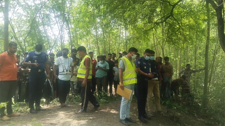 চুয়াডাঙ্গায় সেচখালের পাশে ঝোপঝাড়ে পড়েছিল অর্ধগ...