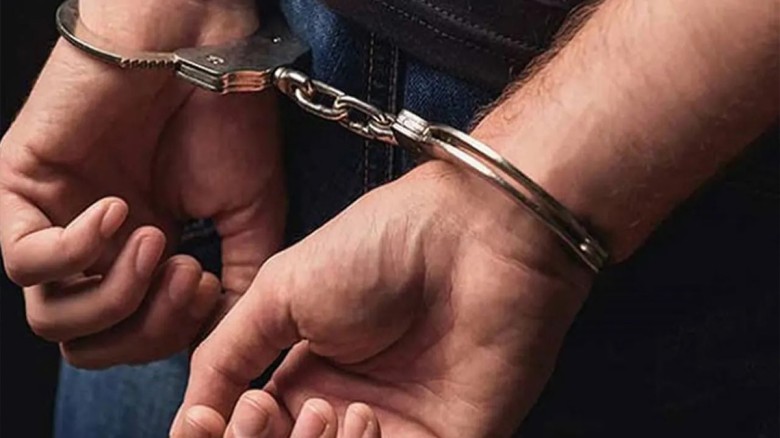 রাজশাহীতে পুলিশের ব্যক্তিগত গাড়ি থামিয়ে ছিনতাই, যু...