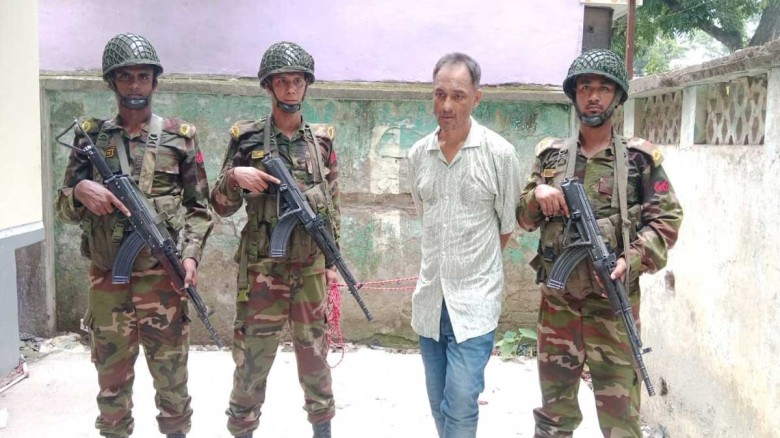 সাতক্ষীরার আওয়ামী লীগের সংরক্ষিত আসেনের সাবেক এমপি রিফাত আমিনের বাড়িতে অভিযান চালিয়ে মাদক ও অস্ত্র উদ্ধার করেছে যৌথবাহিনী। এসময় তার ছেলে সাফায়েত সরোয়ার রুমনকে আটক করা হয়েছে।