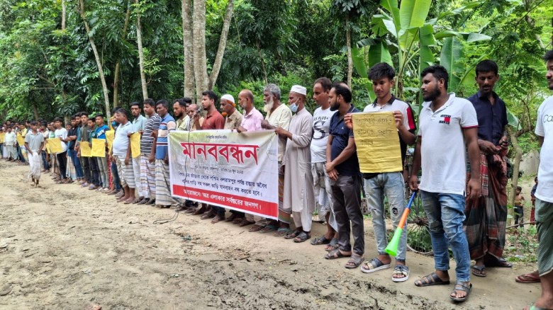 পাবনায় অবৈধ বালু উত্তোলন বন্ধের দাবিতে মানববন্ধন...
