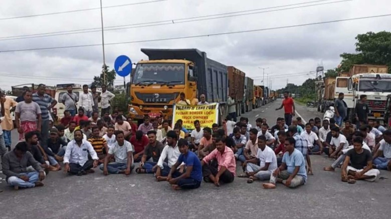 ভুটানের ট্রাকের বাংলাদেশে পণ্য সরবরাহে ভারতীয় ট্রা...