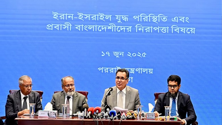 অল্পের জন্য রক্ষা পেলেন রেডিও তেহরানে কর্মরত ৮ বাং...