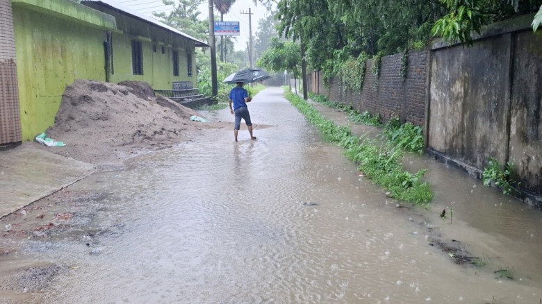 মুষলধারে বৃষ্টিতে ডুবলো নোয়াখালী, জলাবদ্ধতায় দুর্ভ...