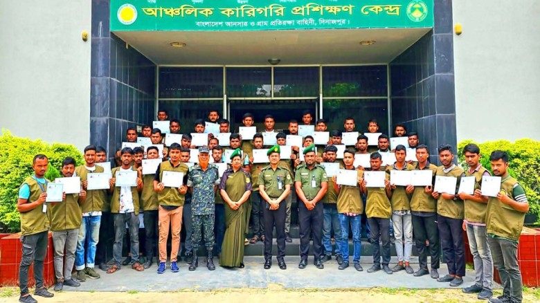 দিনাজপুরে আনসার ও ভিডিপি'র ৭০দিন মেয়াদী ৬জি ওয়েল্ডিং প্রশিক্ষণের সমাপনী