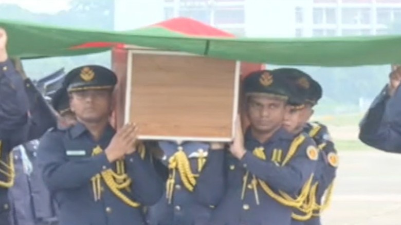 ফ্লাইট লেফটেন্যান্ট তৌকির ইসলামের মরদেহ নিয়ে যাওয়...