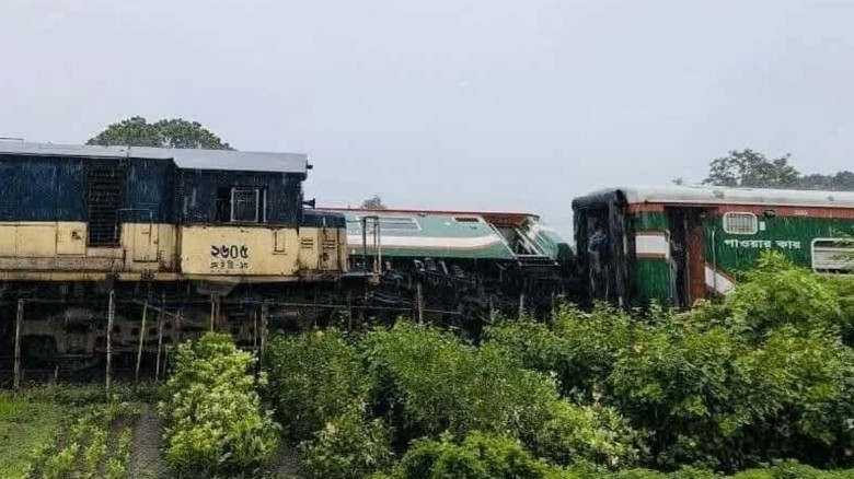 লালমনিরহাটে দুই ট্রেনের সংঘর্ষ, ২টি বগি লাইনচ্যুত...