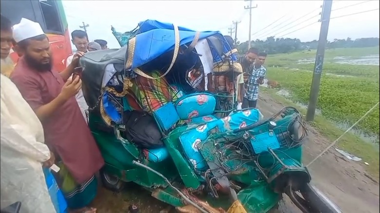 সুনামগঞ্জে বাস-সিএনজির মুখোমুখি সংঘর্ষে নিহত ৩...