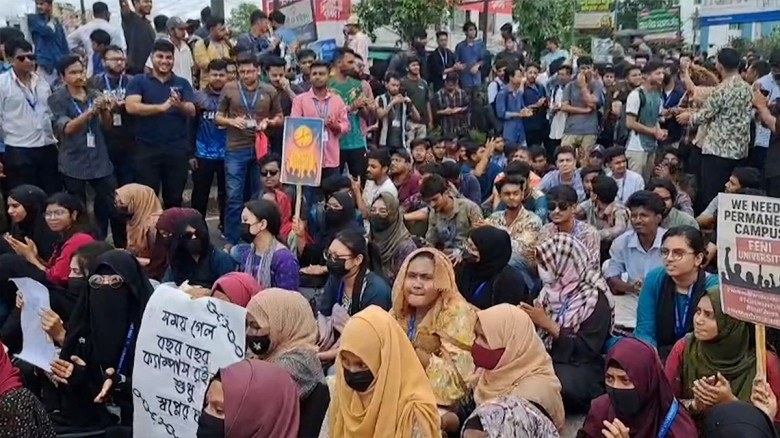 ৬ দাবিতে ফেনী বিশ্ববিদ্যালয়ের শিক্ষার্থীদের ঢাকা-চ...