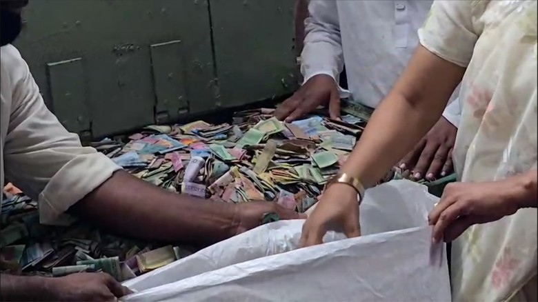 পাগলা মসজিদের দানবাক্স খুলে পাওয়া গেল ৩২ বস্তা টাক...