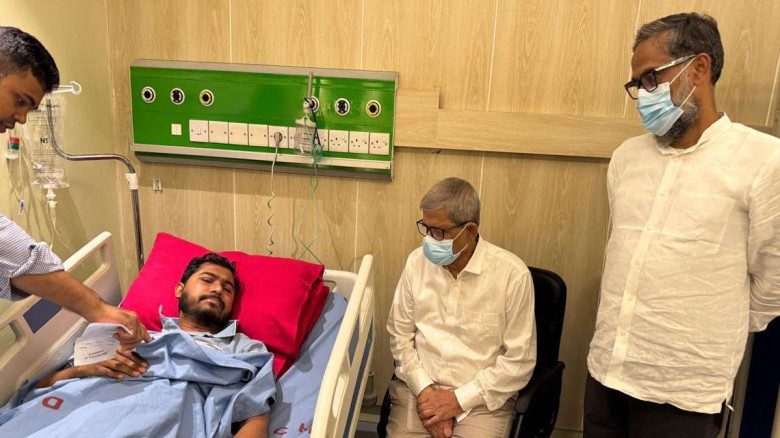 নুরুল হক নুরকে দেখতে হাসপাতালে মির্জা ফখরুল...