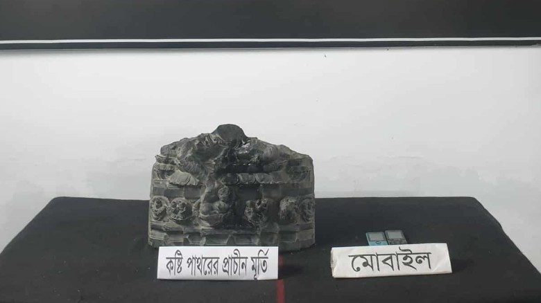 জয়পুরহাটে কালো পাথরের প্রাচীন মূর্তি উদ্ধার, আটক ...