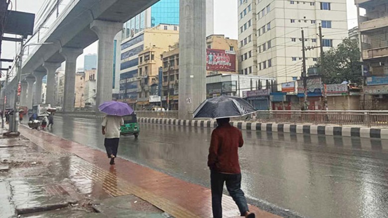ঢাকার আকাশে গুঁড়ি গুঁড়ি বৃষ্টি...