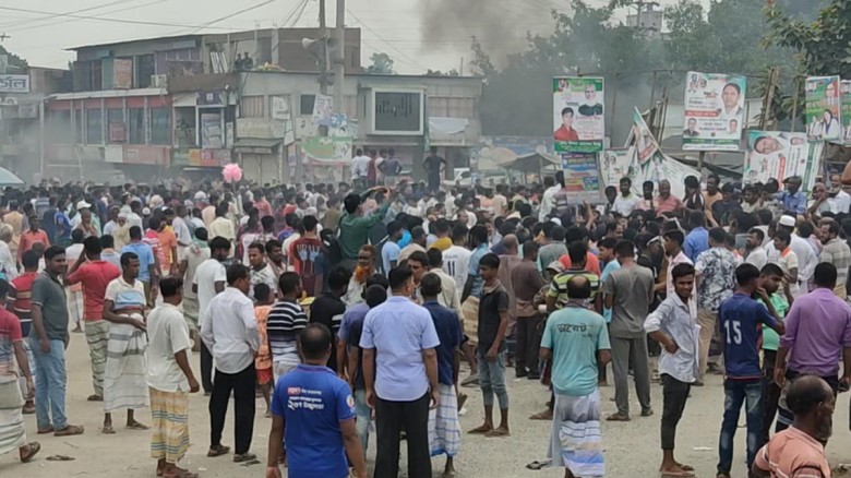 পাবনা-১ আসনের সীমানা পুনর্বহালের দাবিতে মহাসড়ক অব...