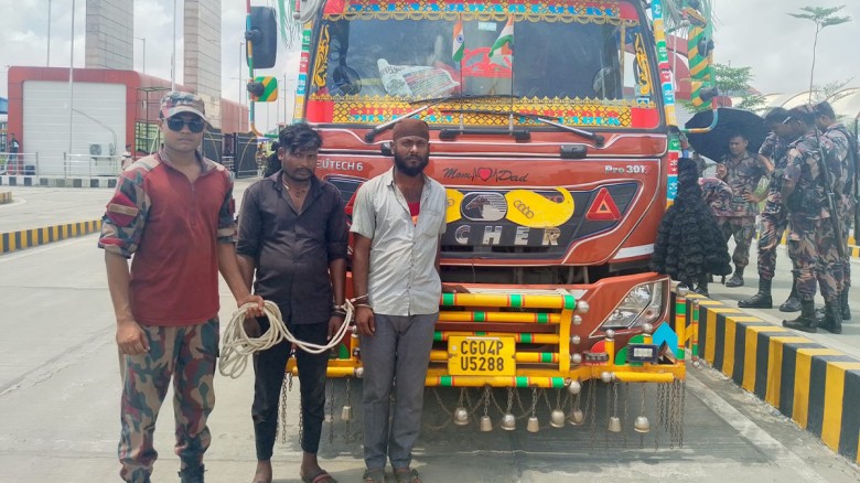 বেনাপোলে ভারতীয় ট্রাক থেকে পিস্তল ও গুলি জব্দ, ২ ন...
