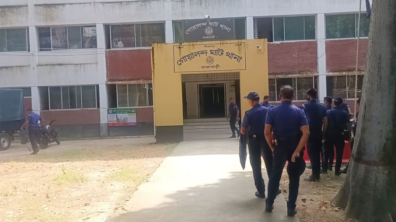 রাজবাড়ীতে পুলিশের ওপর হামলায় আরও ৪ আসা‌মি গ্রেফতা...