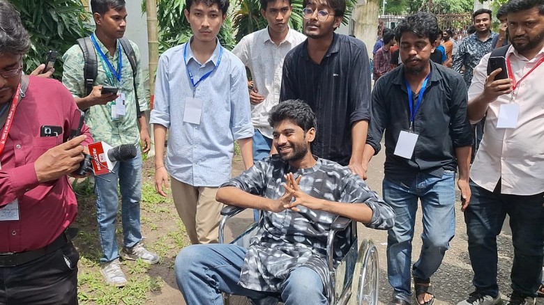 হুইলচেয়ারে করে ভোট কেন্দ্রে এলেন মেঘমল্লার বসু...
