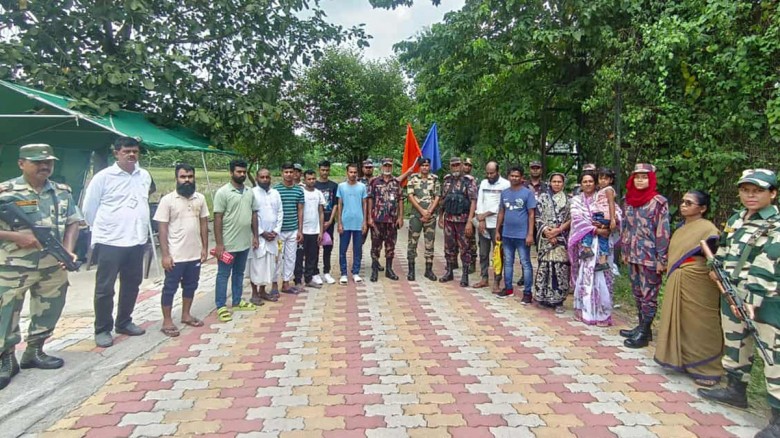 চুয়াডাঙ্গার দর্শনা সীমান্ত দিয়ে ১২ বাংলাদেশি নাগরিককে হস্তান্তর